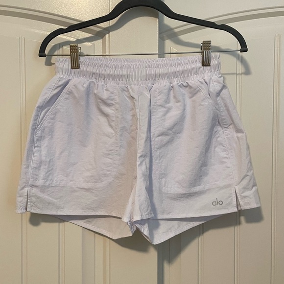 NWOT Alo Yoga alumni Short white size small - Picture 2 of 6